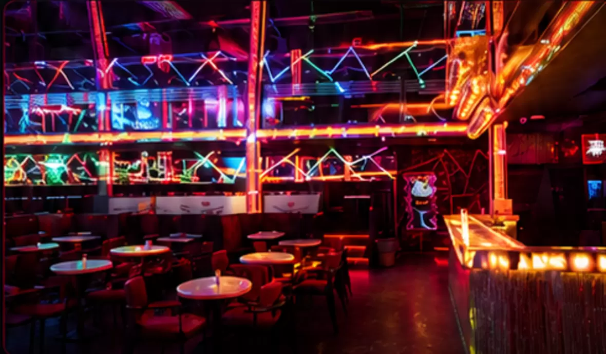 Biz Bize Night Club geniş oturma düzeni ve neon ışık atmosferi